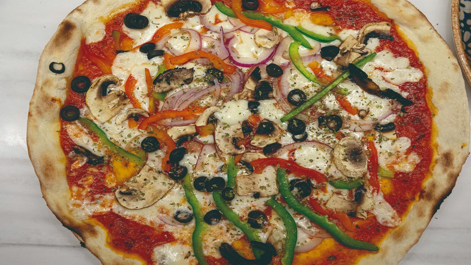 Pizza de verduras del Restaurante Al Lado en el EME Catedral Mercer Hotel