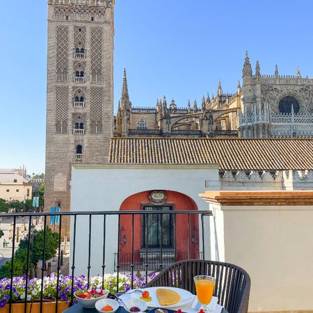 Desayuno en la terraza privada de la habitación del EME Catedral Mercer Hotel