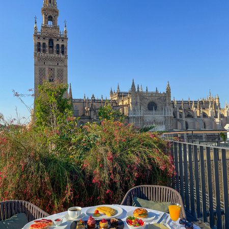 Desayuno en la terraza privada de la habitación del EME Catedral Mercer Hotel